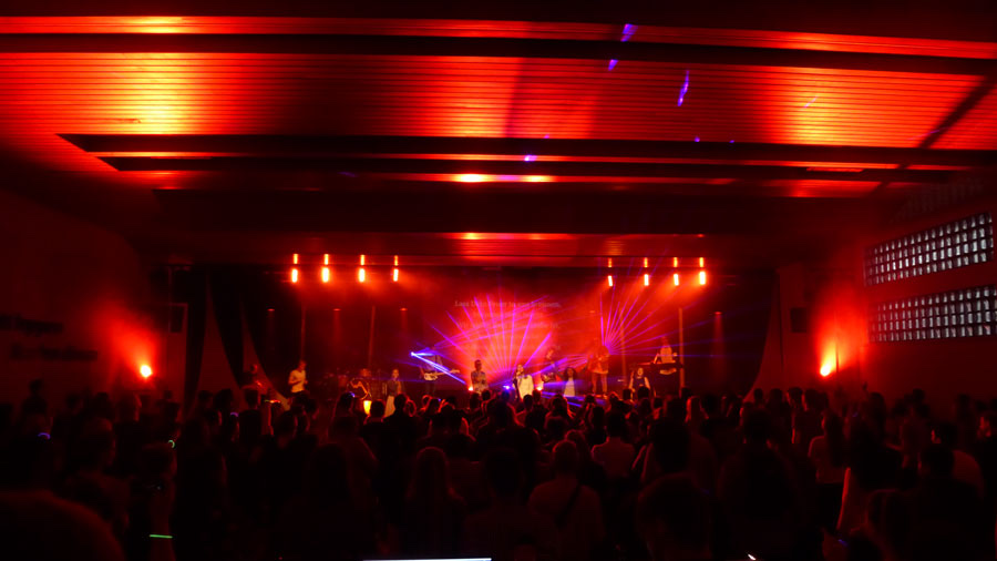 Kirchenevent Hamburg – Live-Band mit roter Bühnenbeleuchtung und Publikum