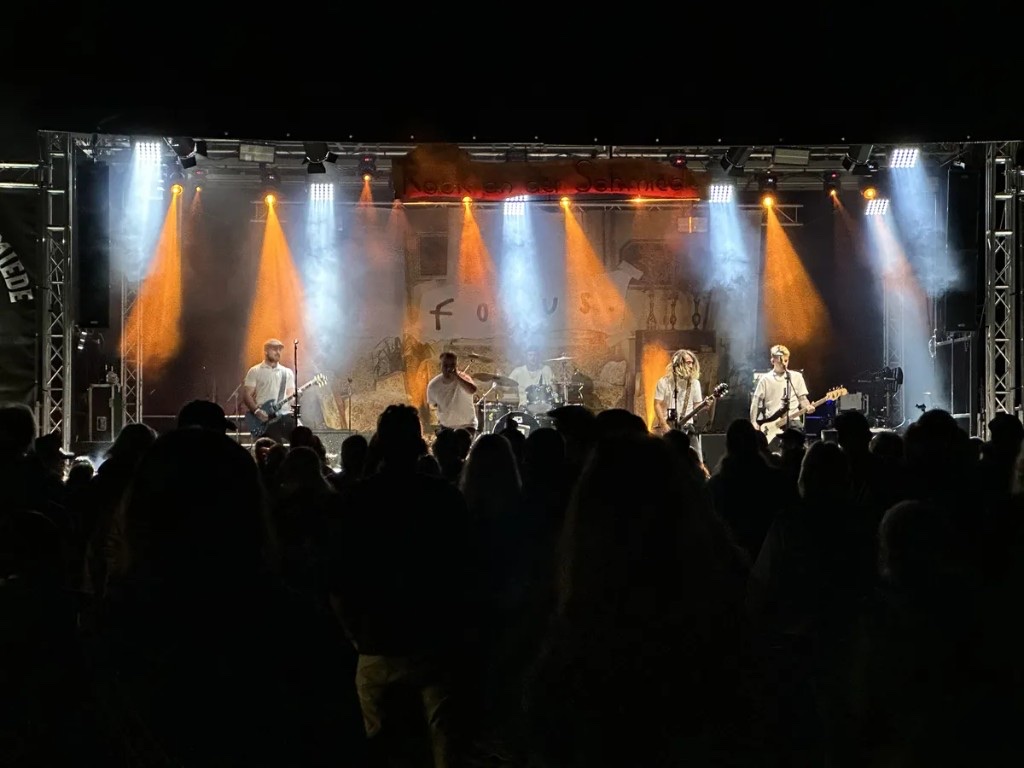 Rock an der Schmiede 2025 – Live-Act auf der Bühne mit Publikum