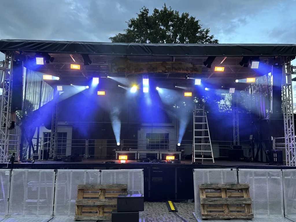 Rock an der Schmiede 2025 – Bühne bei Nacht mit violetter Lichtstimmung
