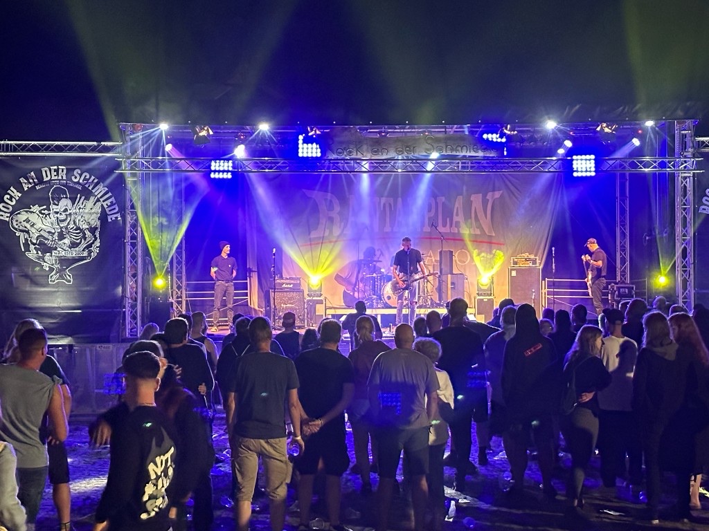 Rock an der Schmiede – Live-Band Rantaplan mit Publikum vor der Bühne